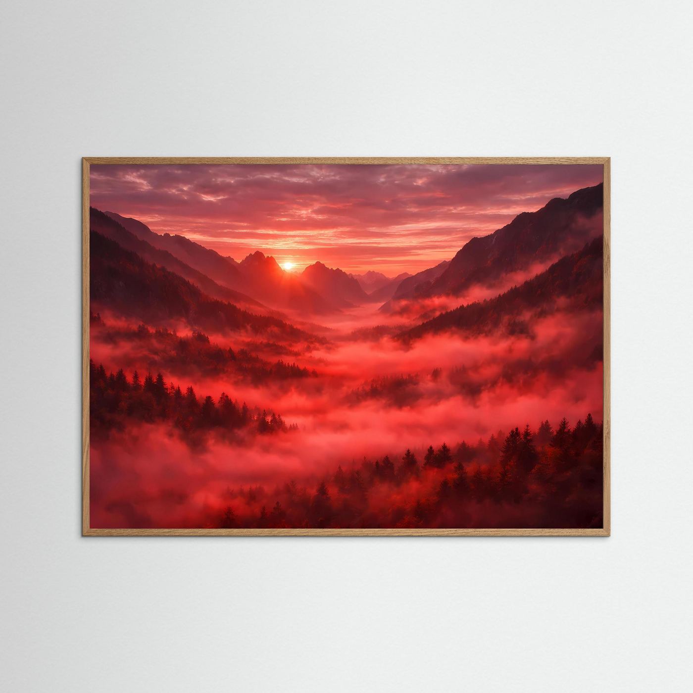 Wandbild mit Berglandschaft und rotem Sonnenuntergang, hellbrauner Holzrahmen.