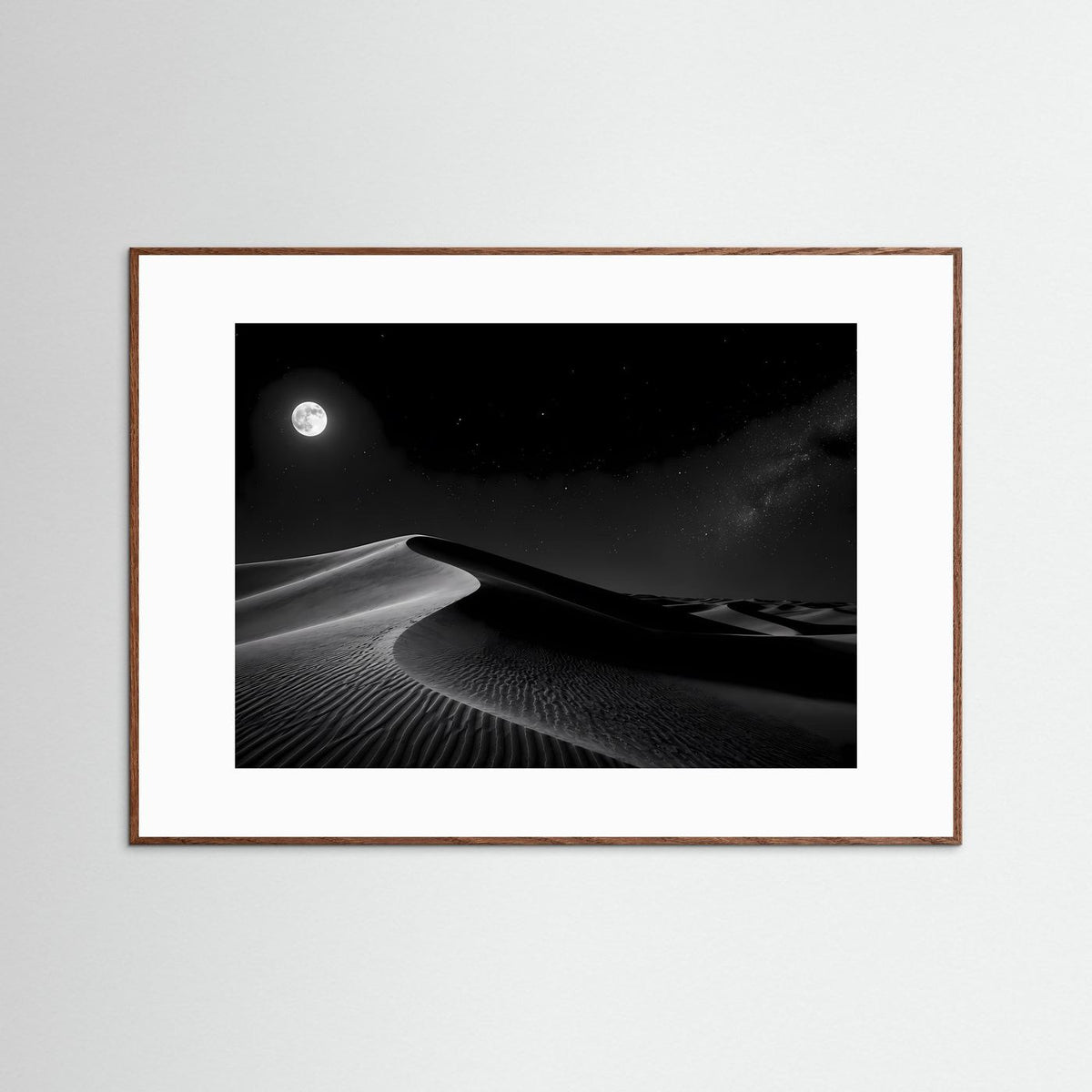 Querformat-Poster mit schwarzweißem Mondlicht über Sanddünen, naturholzfarben gerahmt