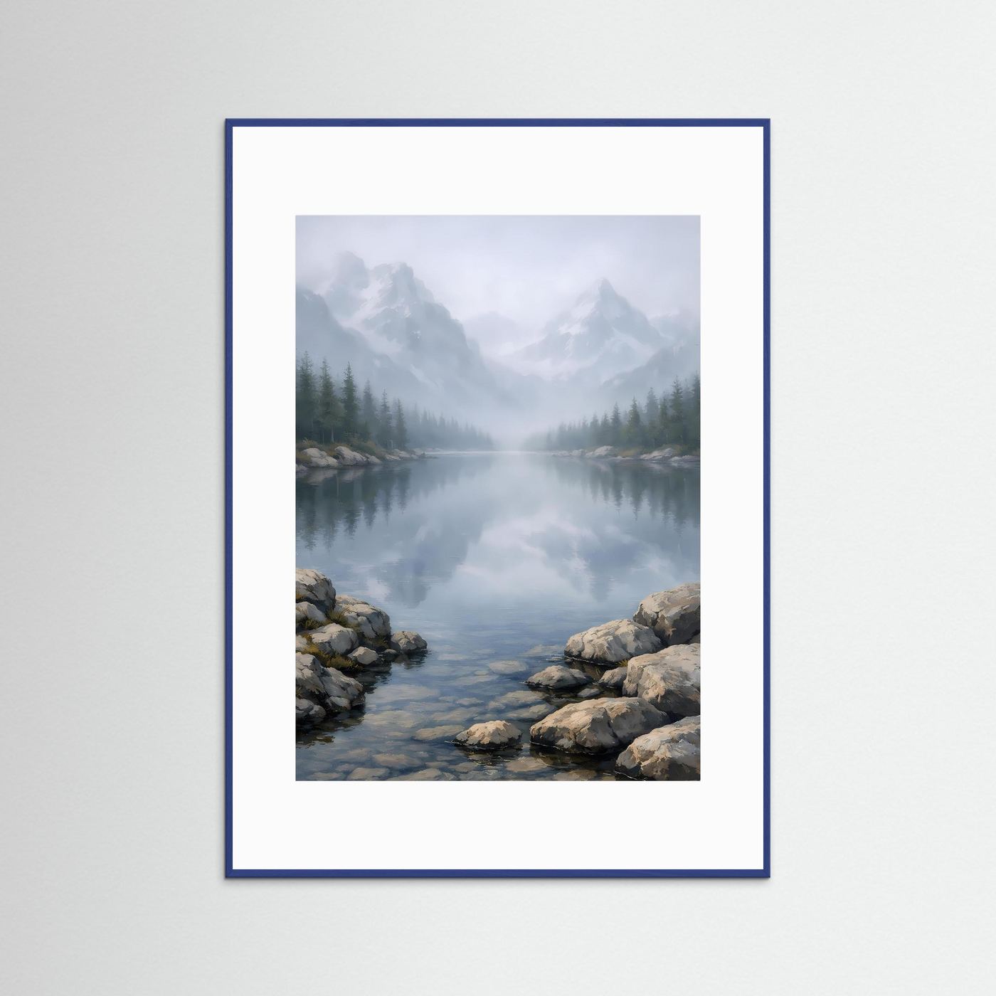 Hochformatiges Poster mit Natursee, Gebirge im Nebel und blauem Holzrahmen
