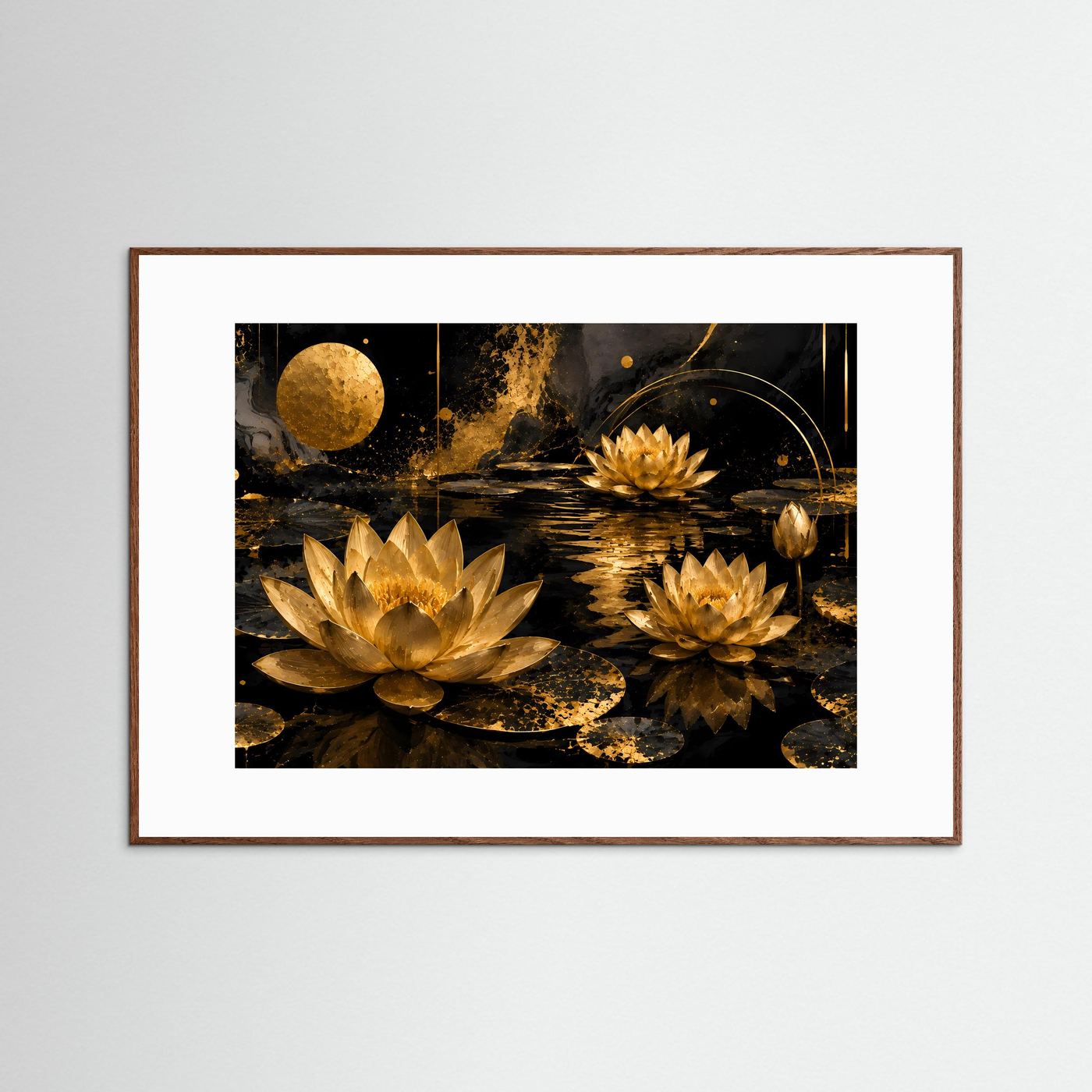 Gerahmtes Wandbild: goldene Lotusblüten auf dunklem Wasser, brauner Holzrahmen