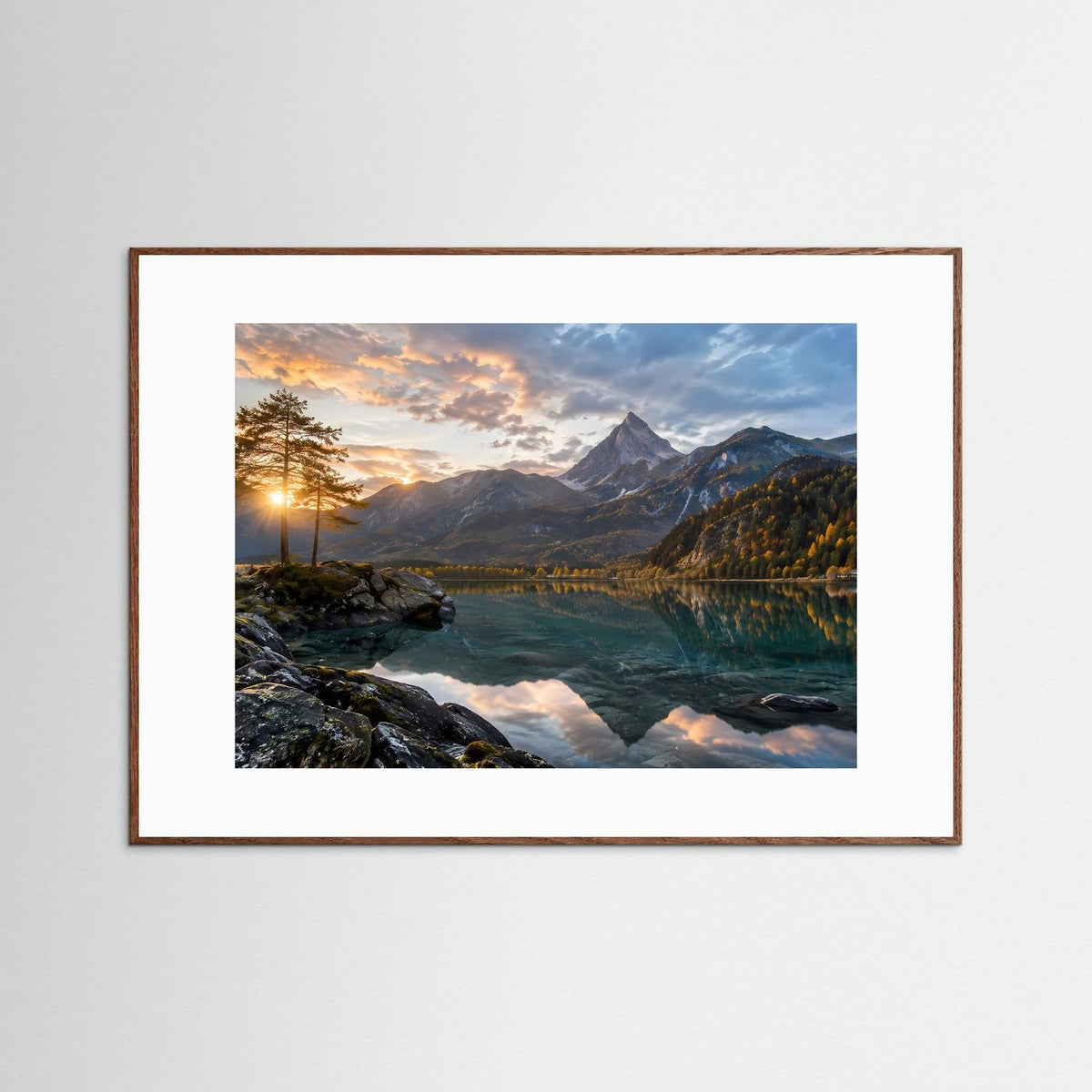 Gerahmtes Poster im Querformat mit Landschaft: See, Berge und Herbstwald bei Sonnenuntergang, brauner Rahmen