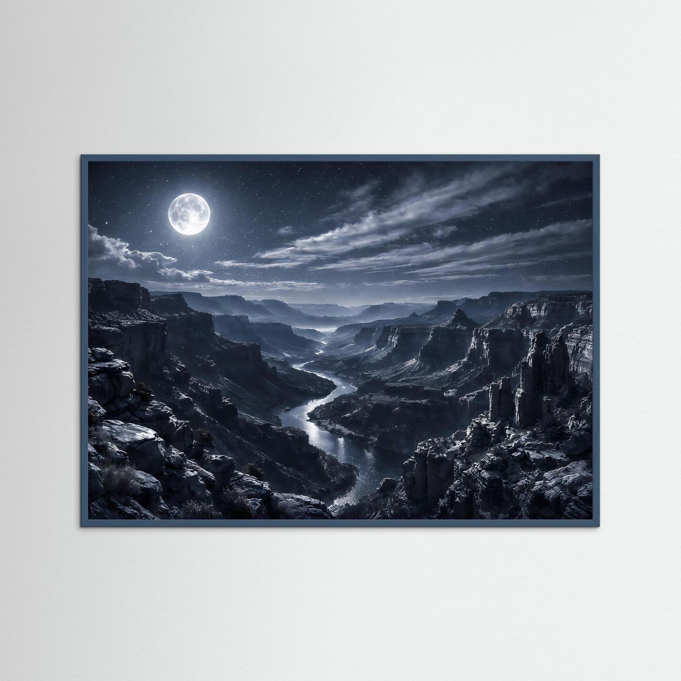Wandbild mit Canyonlandschaft bei Nacht, Mond über Schlucht, blauer Rahmen.