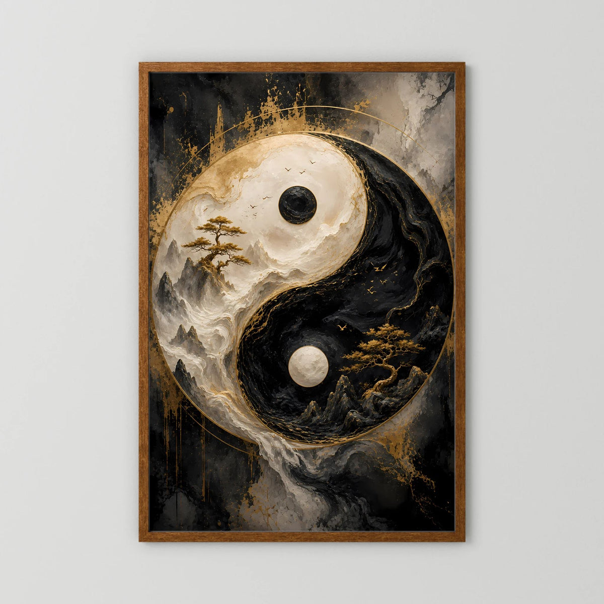 Zentriertes Hochformat-Poster Yin-Yang in Schwarz und Gold mit Berglandschaft, brauner Holzrahmen