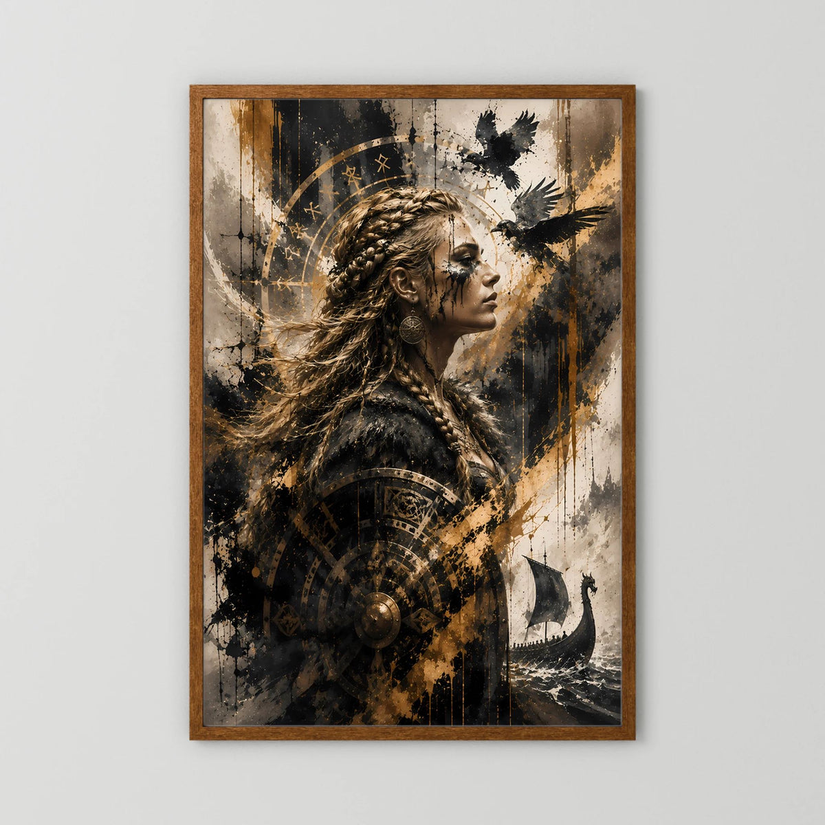 Hochformatiges Poster mit Wikingerin im Profil, brauner Holzrahmen, Schwarz-Gold