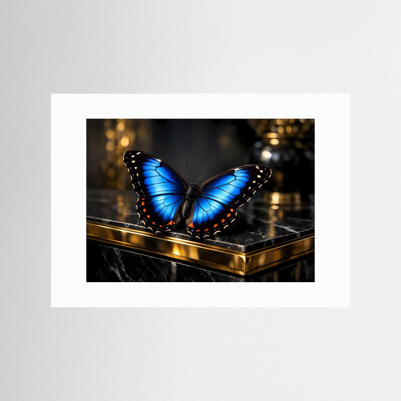 Querformat-Poster mit blauem Schmetterling auf dunklem Podest mit weißem Rand