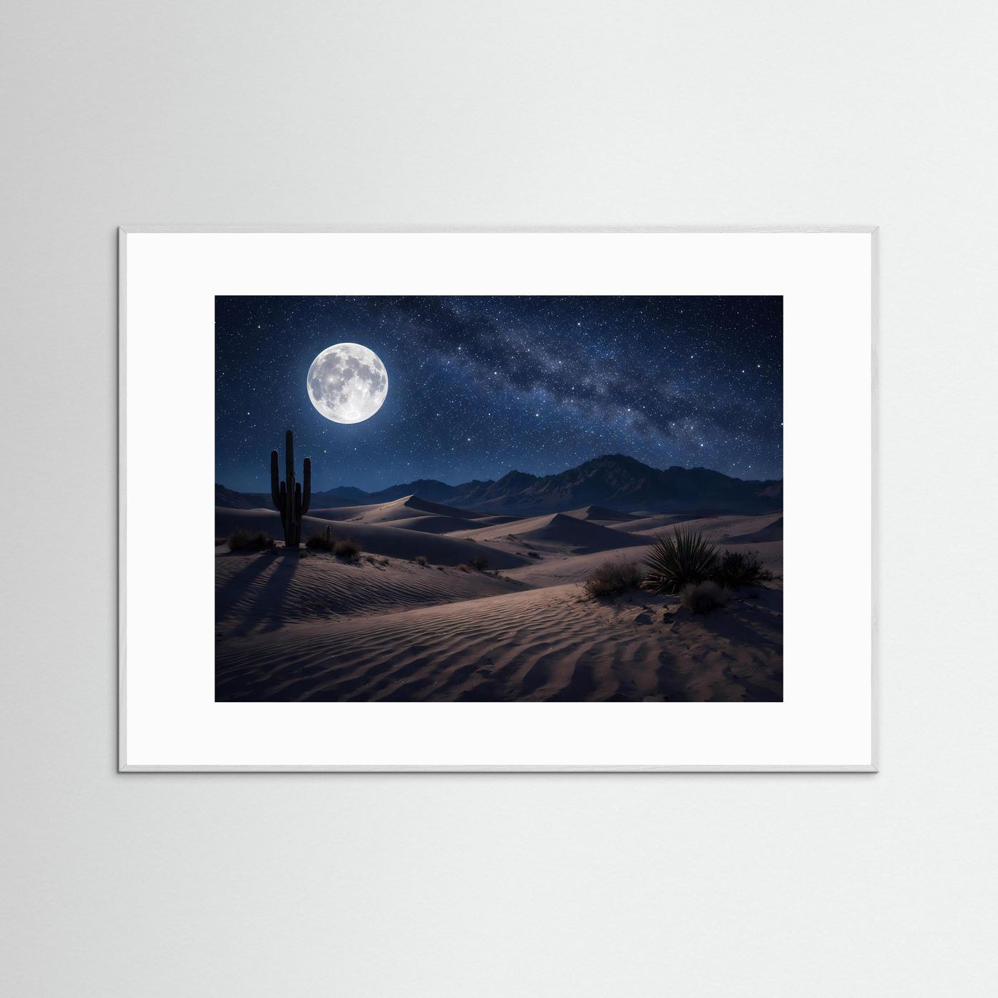 Poster im Querformat: Mond über Dünen mit Sternen und Kaktussilhouette