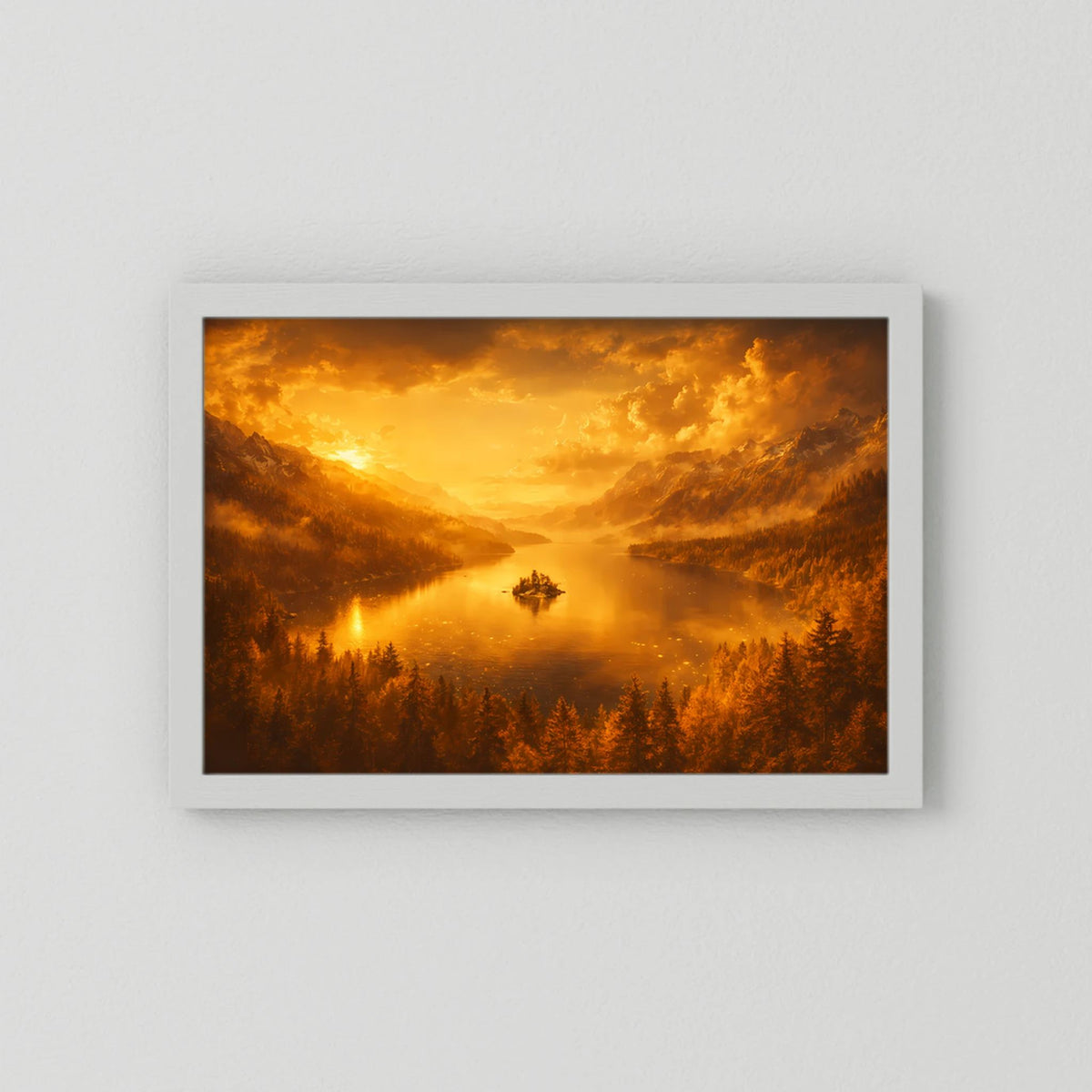 Wandbild im Querformat mit weißem Rahmen: goldene Berglandschaft bei Sonnenuntergang