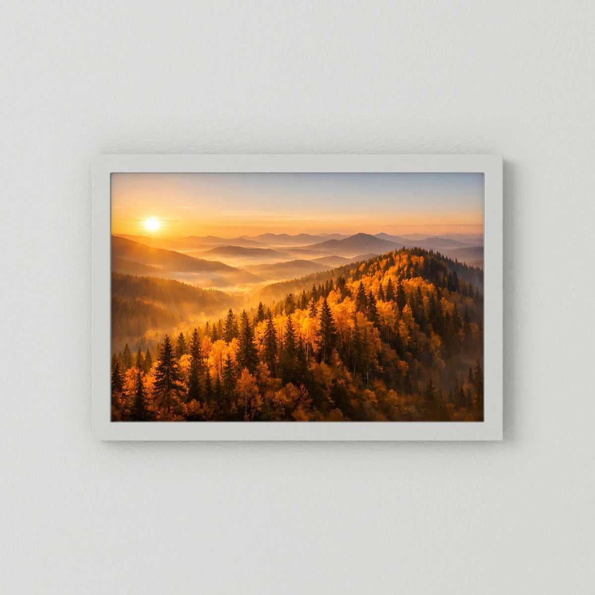 Querformat-Wandbild im weißen Rahmen mit Herbstwald und Sonnenaufgang