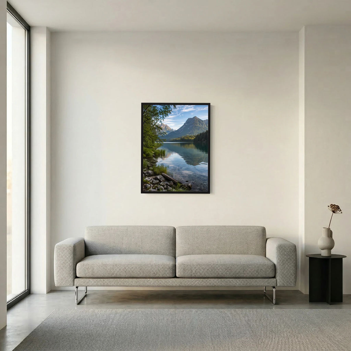Gerahmtes Poster im Hochformat mit Bergsee-Landschaft, Felsufer und blauem Himmel