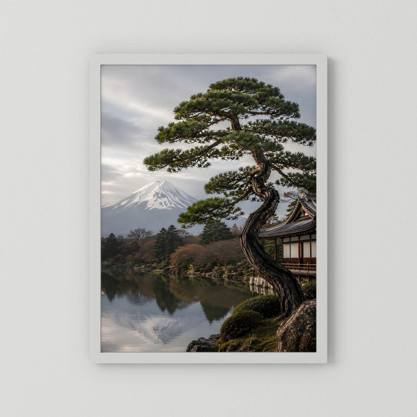 Hochformatposter mit weißem Rahmen und japanischer Gartenlandschaft mit Kiefer