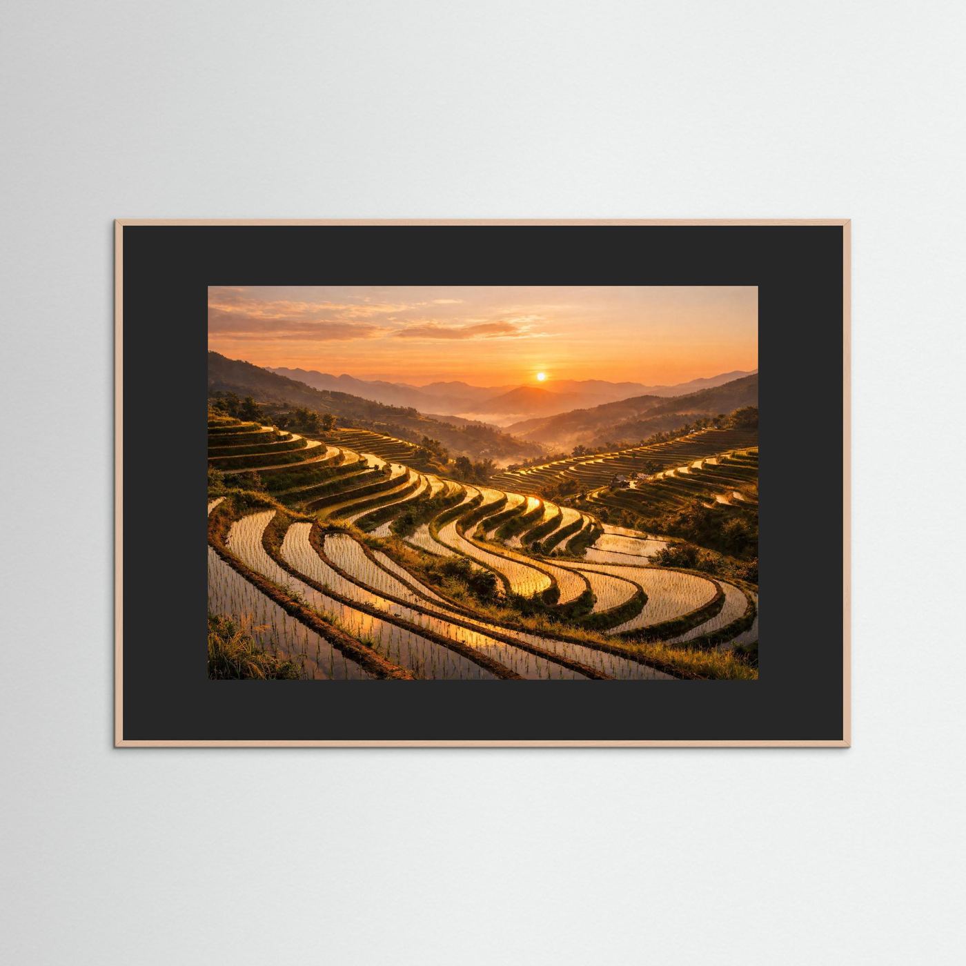 Wandbild mit Reisterrassen bei Sonnenuntergang, goldbrauner Rahmen
