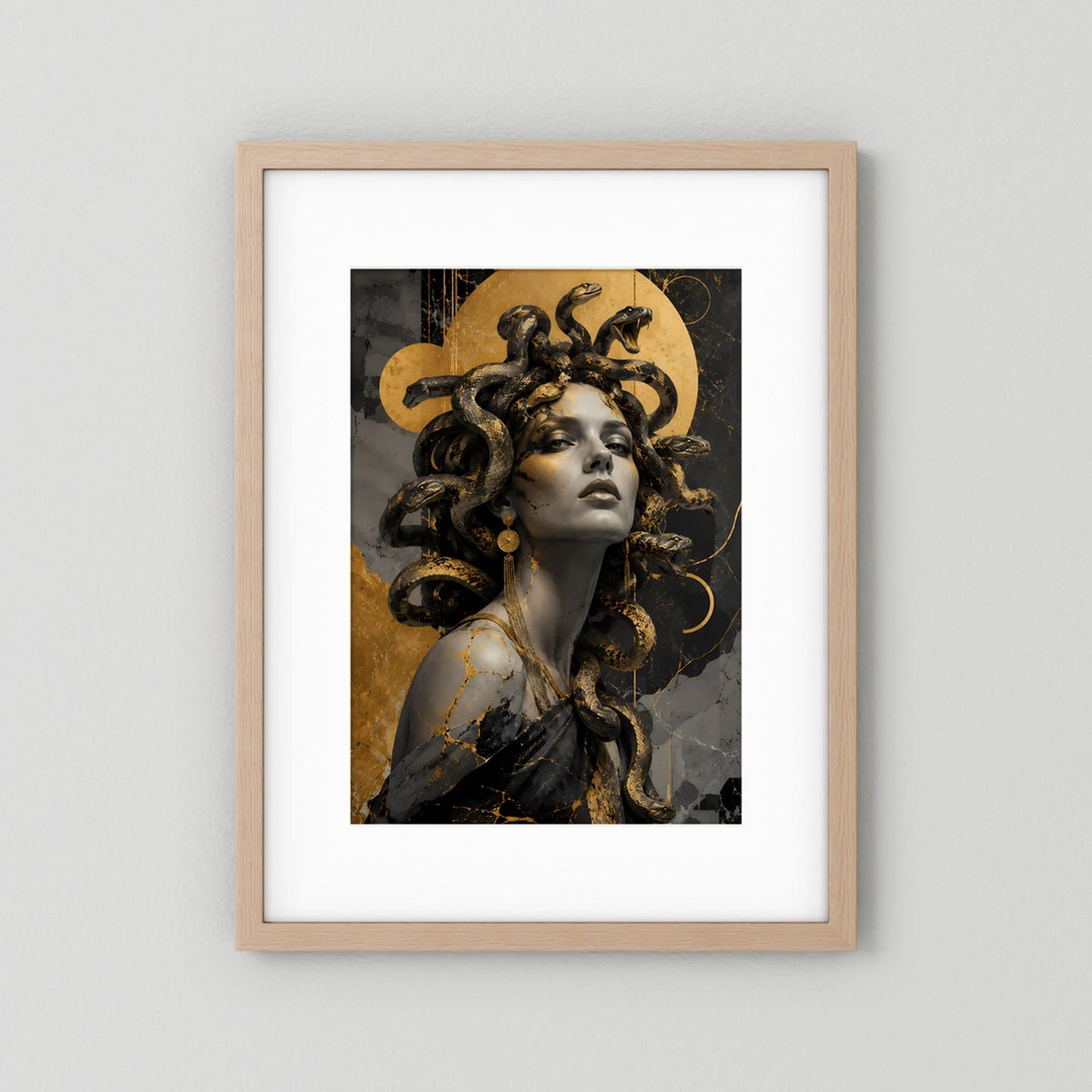 Medusa in Schwarz und Gold | Mystische Frau mit Schlangen | Poster Hochformat