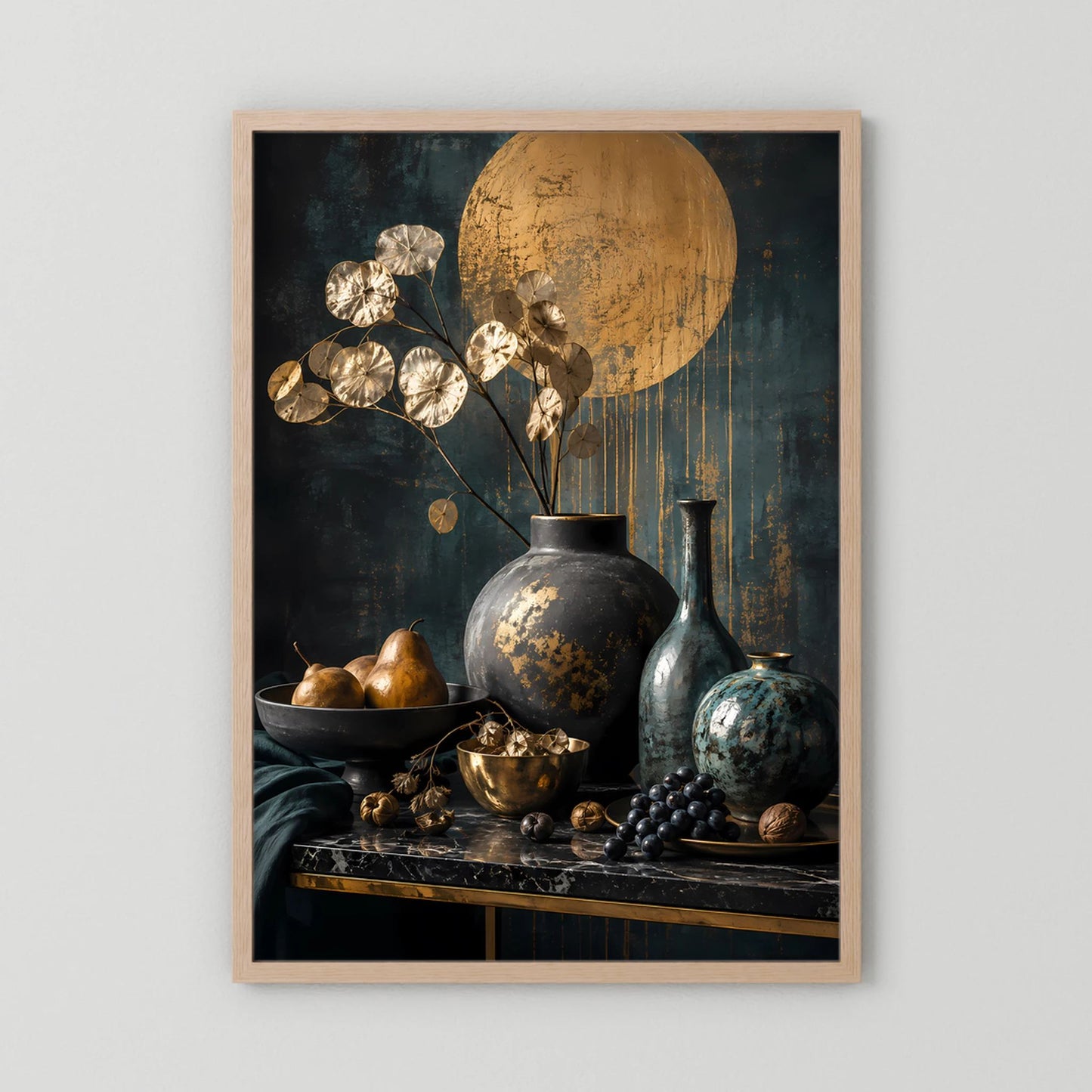 Kunstposter im Hochformat mit Gold- und Petrol-Vasen-Stillleben, Holzrahmen hellbraun