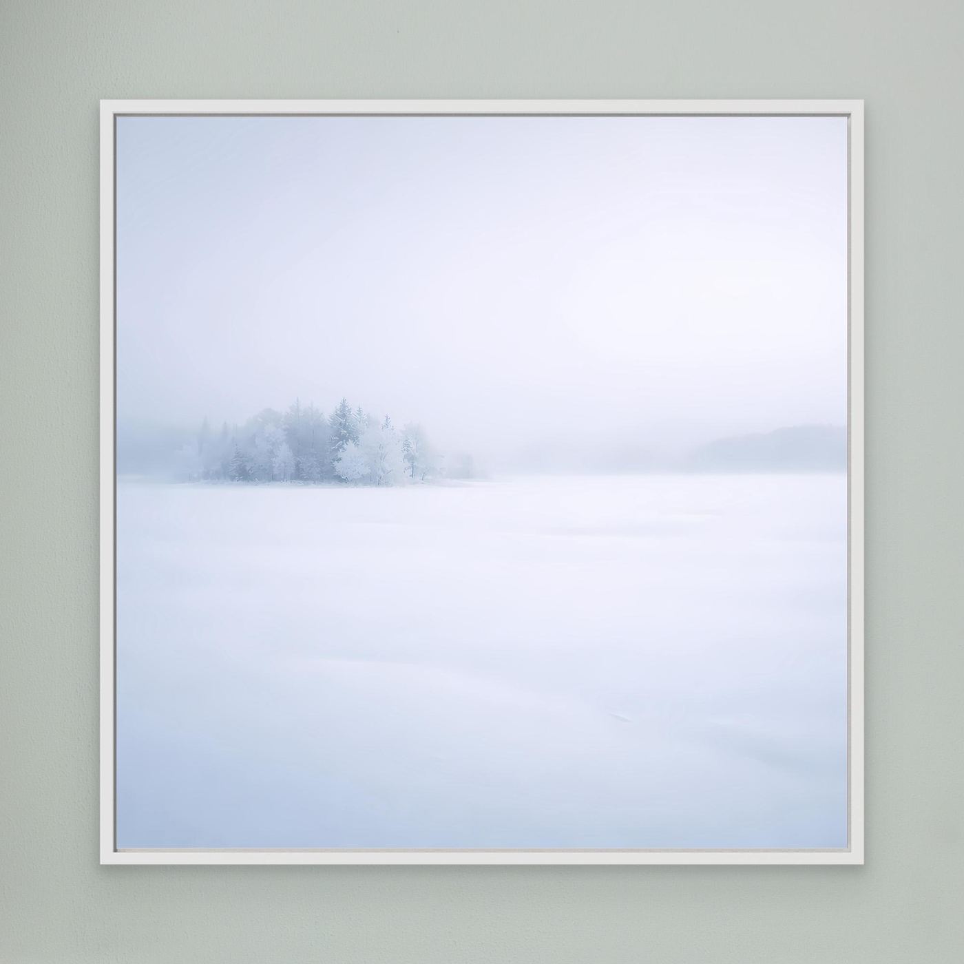 Leinwandbild mit verschneitem Wintersee und Nebel, weißer Rahmen