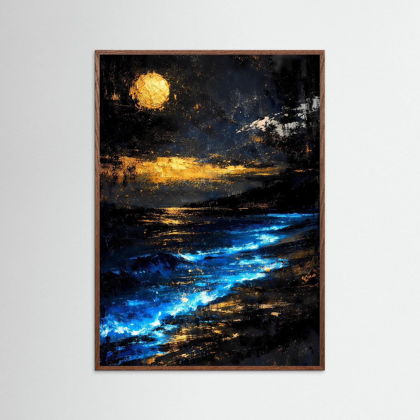 Abstraktes Ozeanposter, goldener Mond, blau leuchtende Küstenlinie, dunkle Farbflächen, dunkler Holzbalken