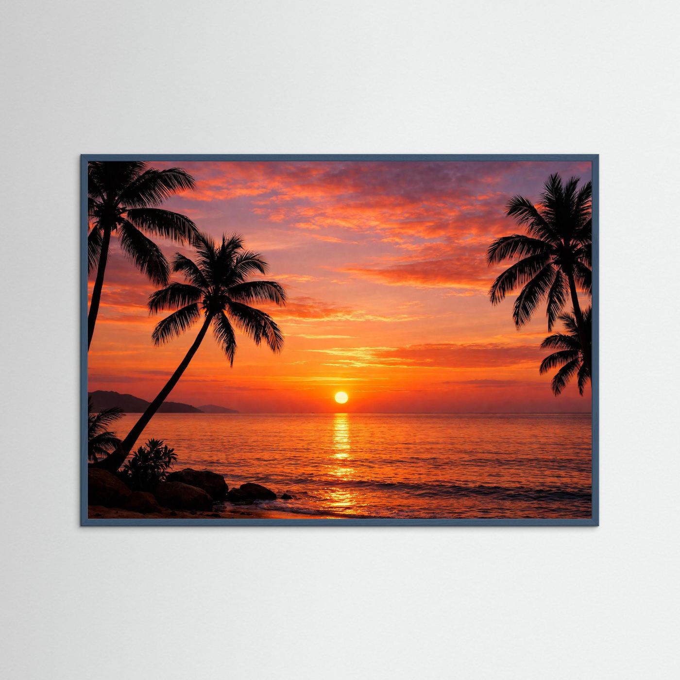 Wandbild im blauen Rahmen mit tropischem Sonnenuntergang und Palmen-Silhouetten