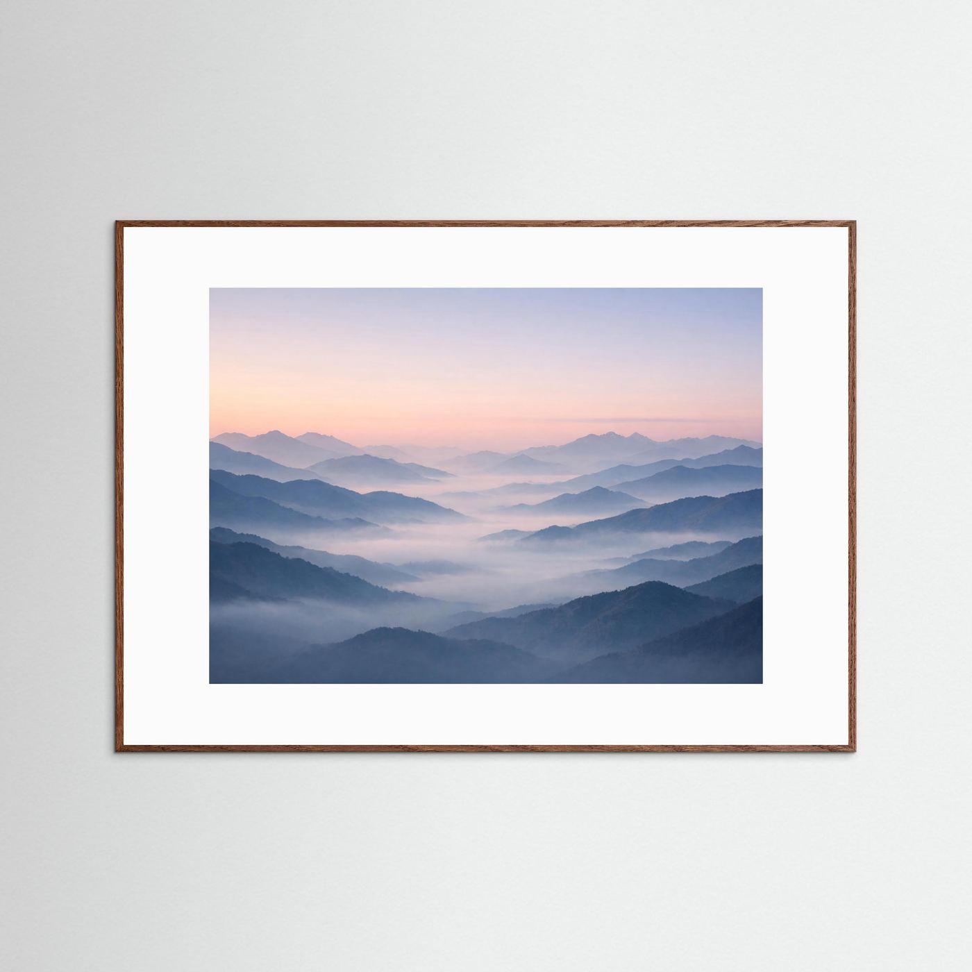 Querformatiges Naturposter mit Bergepanorama, im braunen Holzrahmen
