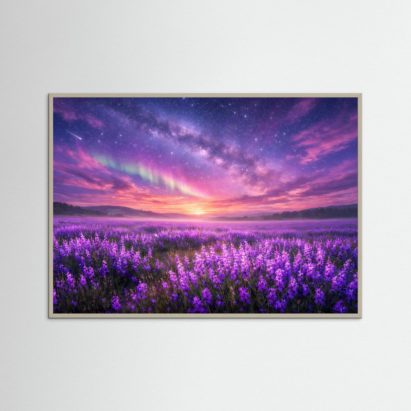 Wandbild mit hellem Holzrahmen, violettes Lavendelfeld unter Sternenhimmel