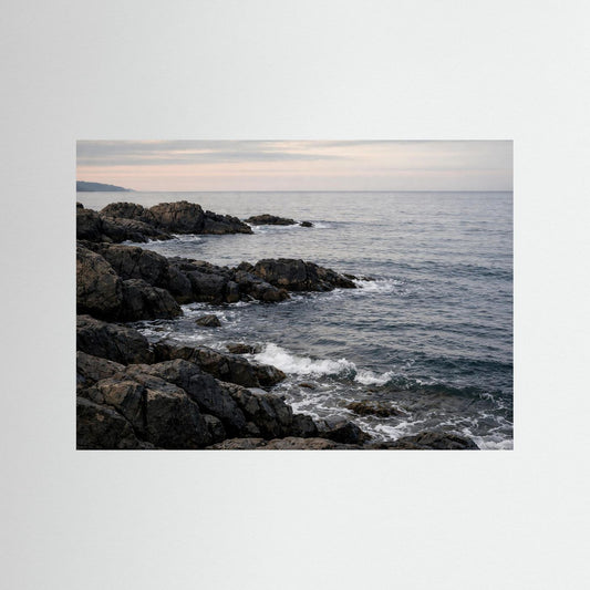 Querformat-Poster: schwarze Felsen an der Küste mit Meer und Wellen bei Dämmerung