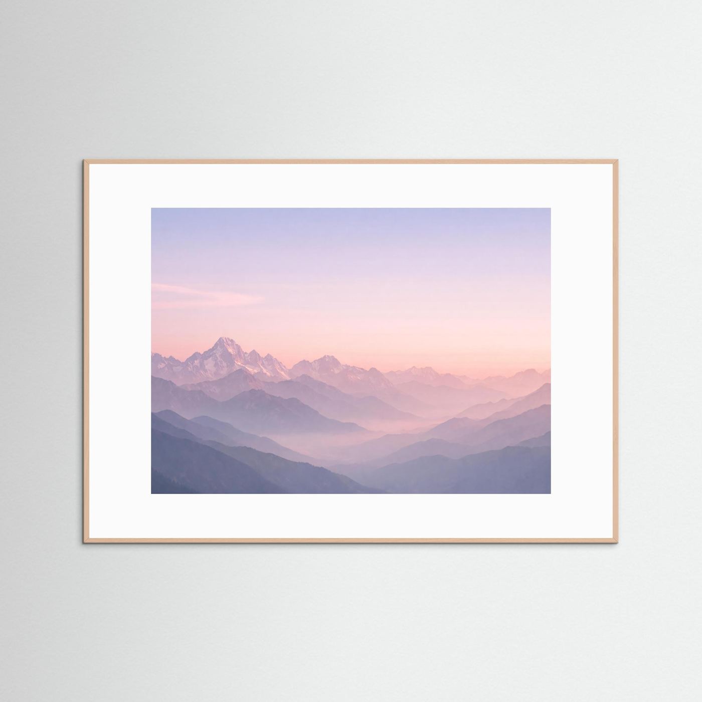 Poster im Querformat mit Bergpanorama, hellbraun gerahmt und weißem Passepartout