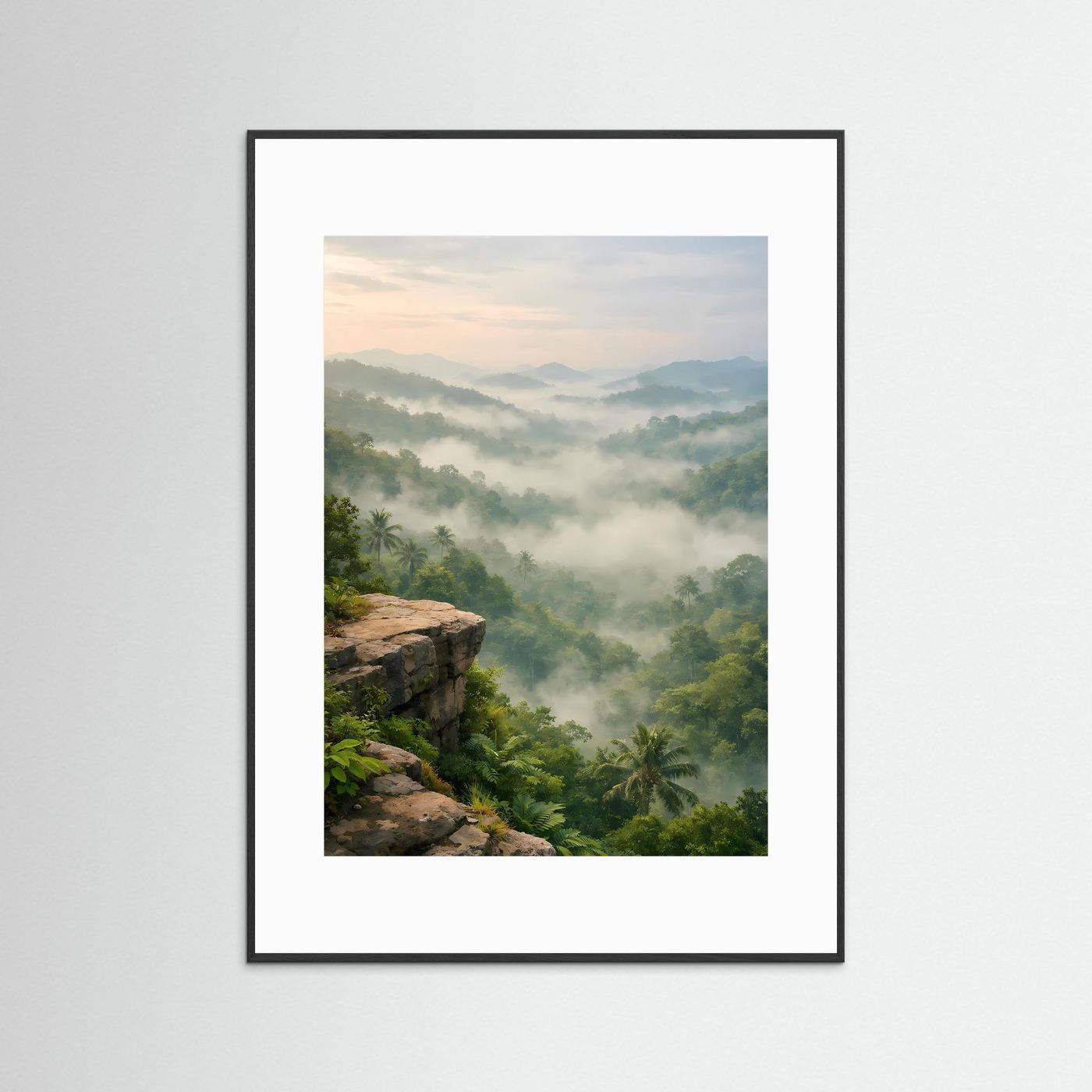 Naturposter im Hochformat mit schwarzem Rahmen und weißem Rand: Dschungel, Nebel