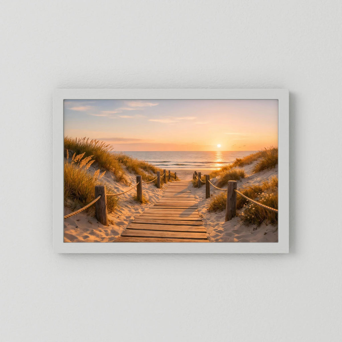 Wandbild mit weißem Rahmen und Dünenweg am Strand bei Sonnenuntergang
