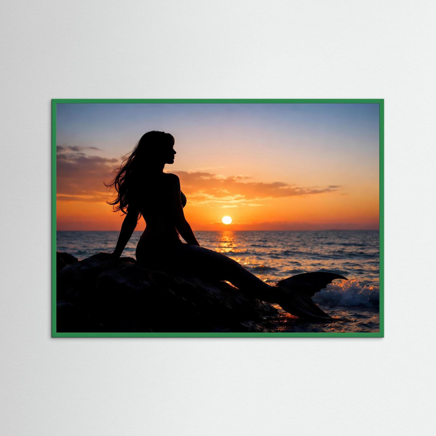 Gerahmtes Poster mit grünem Rahmen: dunkle Meerjungfrau-Silhouette am Sonnenuntergang am Meer