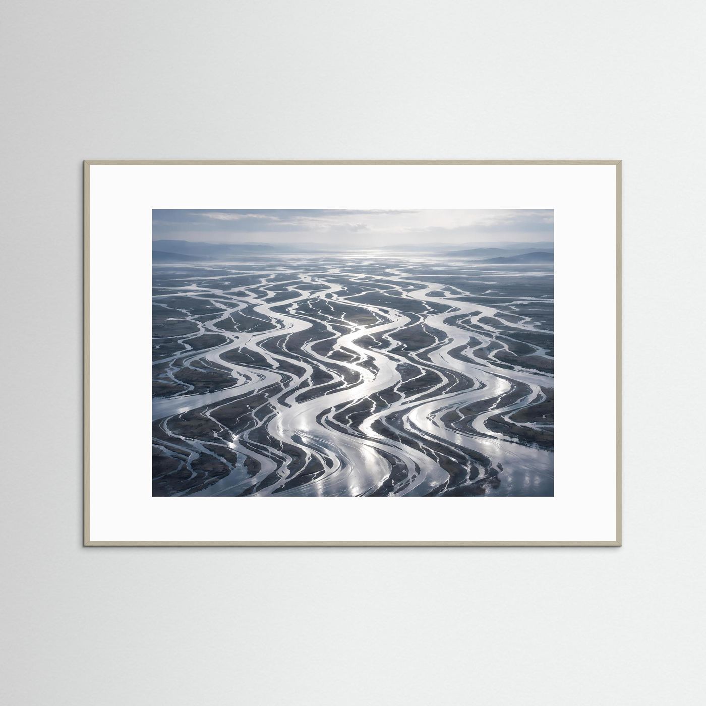Poster mit beigem Holzrahmen und weißem Passepartout, Vogelperspektive Flussdelta.