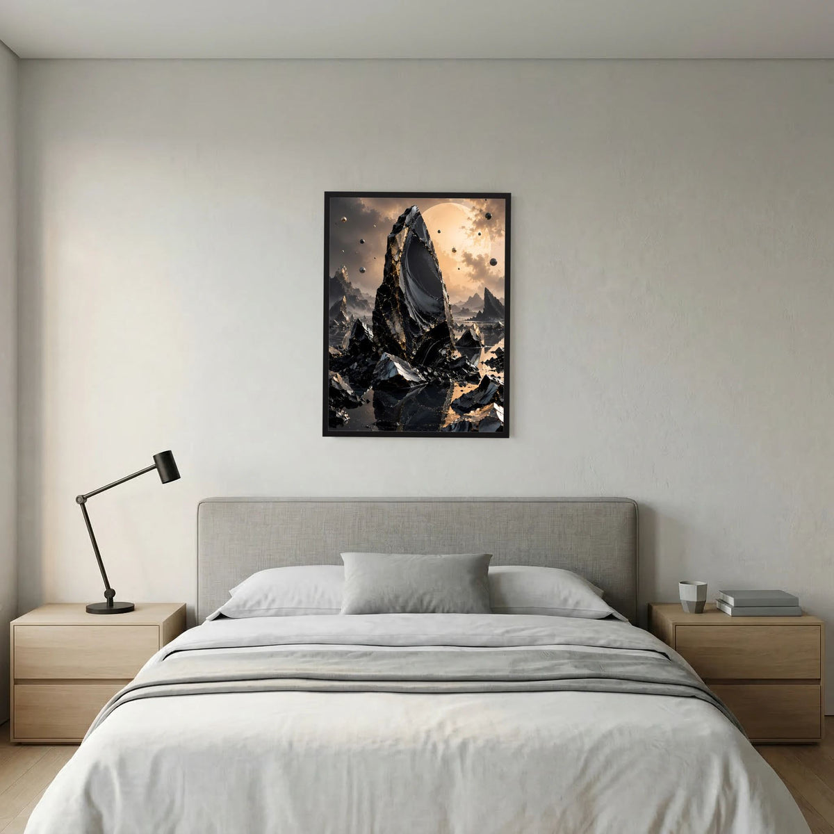 Poster mit schwarzem Rahmen und gold schimmernden Partikeln rund um den Monolith