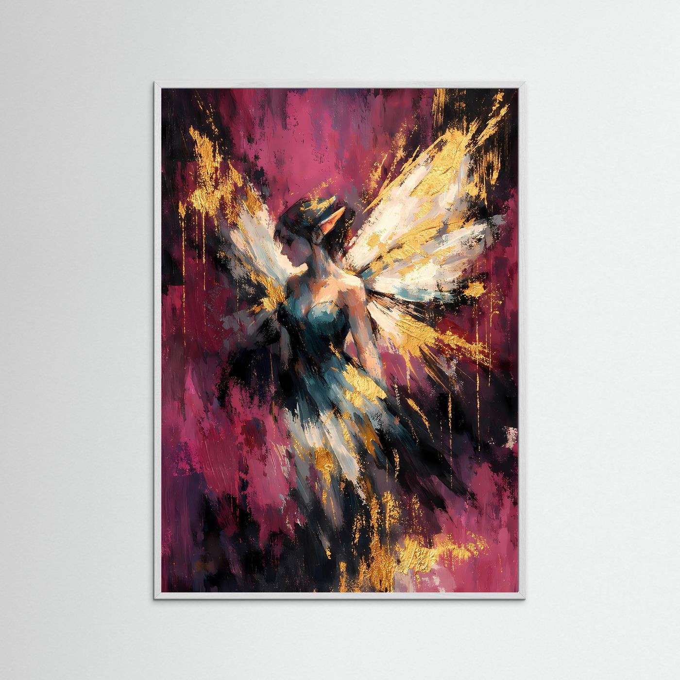 Fantasy-Poster im Hochformat mit Fee in Blaugrün, Flügeln in Gold, im weißen Rahmen