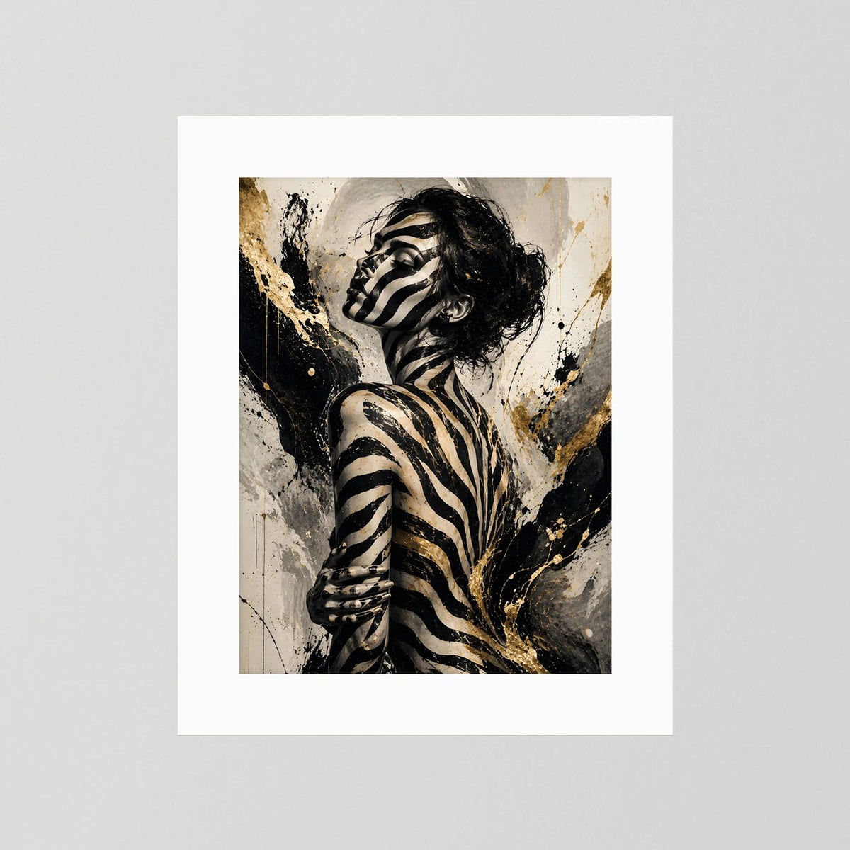 Poster Frauenportrait Schwarzgold, weißer Passepartou, Zebra-Bodypainting, Hochformat
