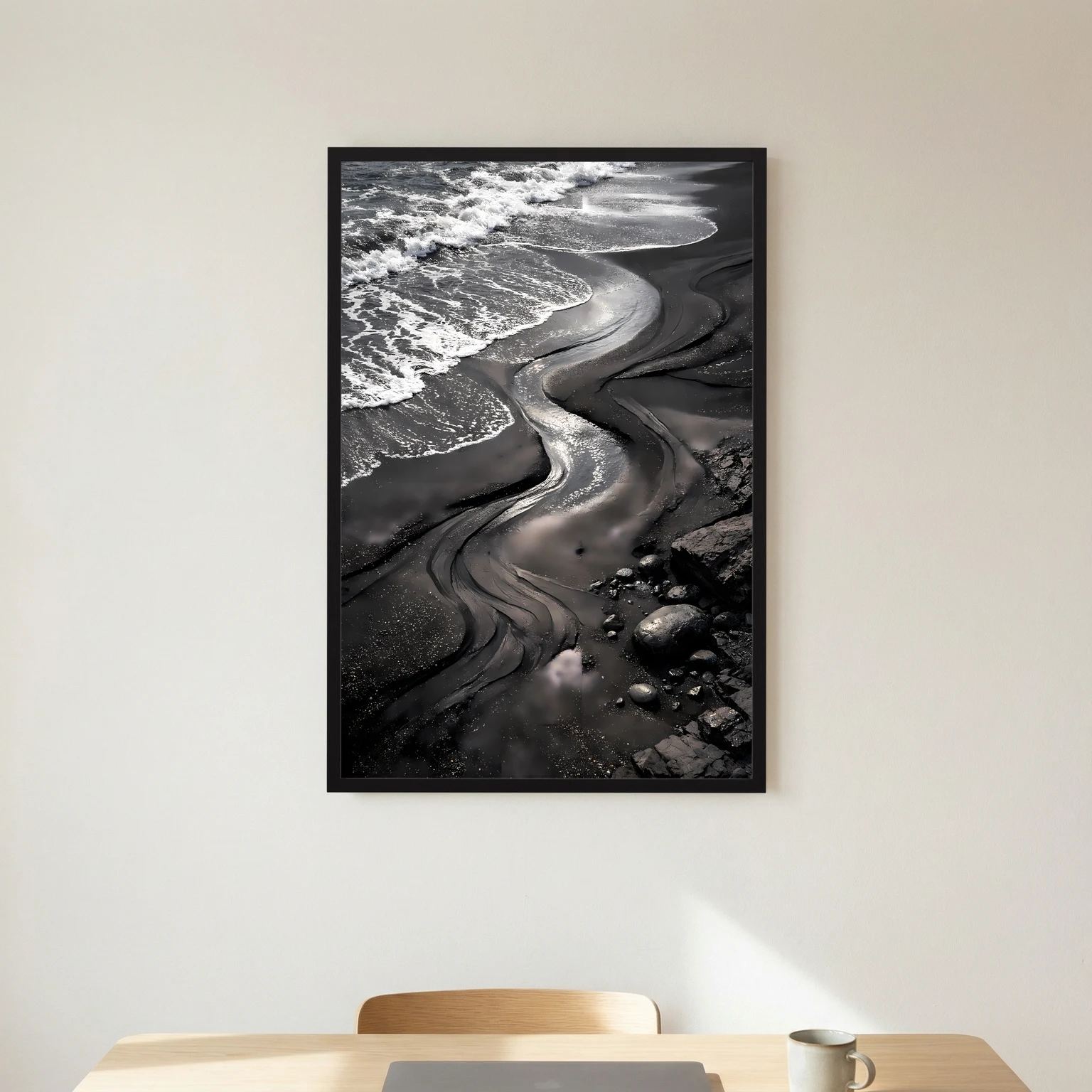 Strandposter mit schwarzem Sand und Meereswellen, schwarzer Rahmen