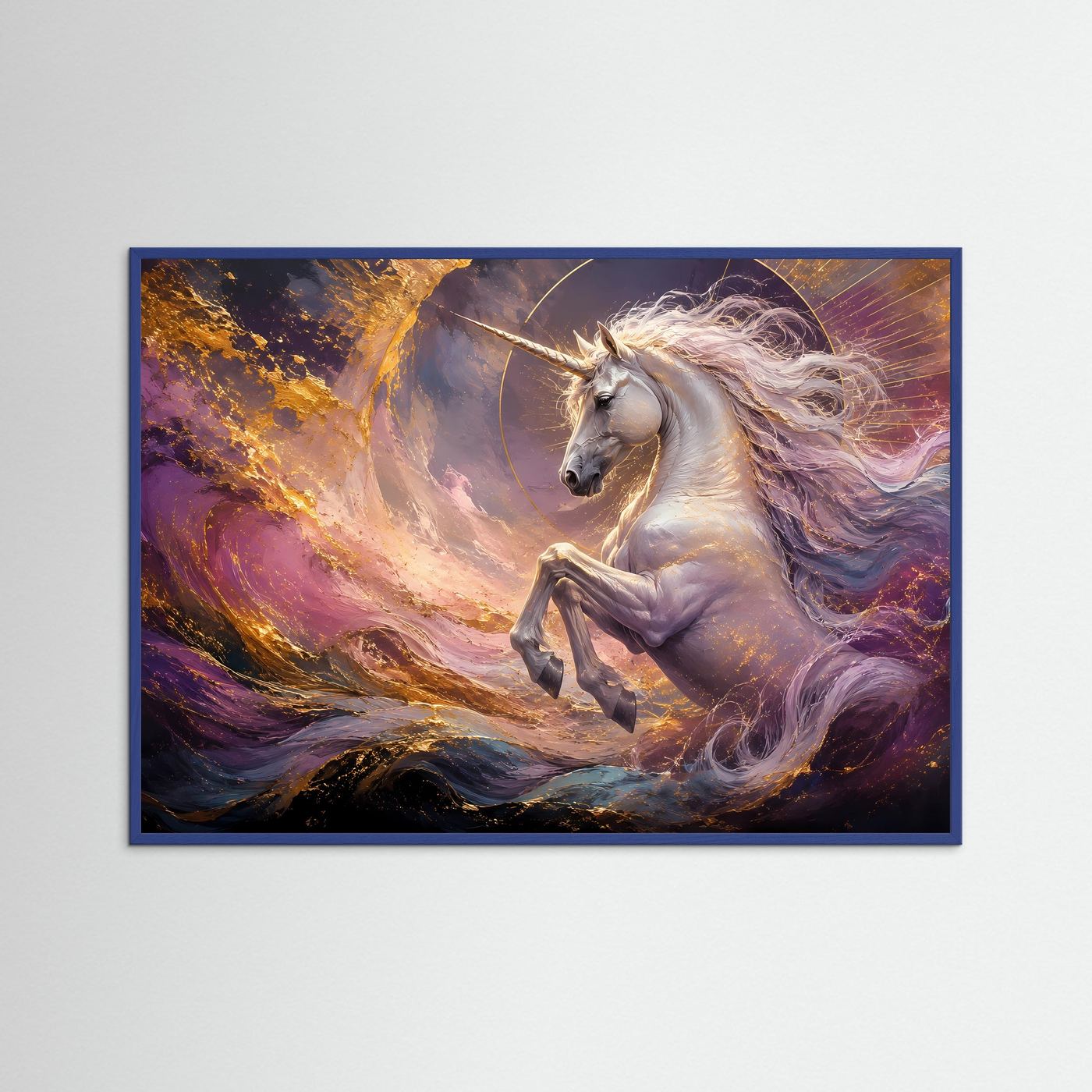 Fantasy-Poster im blauen Rahmen: silbernes Einhorn im Galopp, Nebel, Querformat