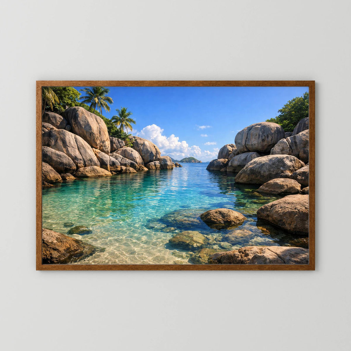 Wandbild mit braunem Holzrahmen: Felsenbucht mit türkisfarbenem Wasser und Palmen