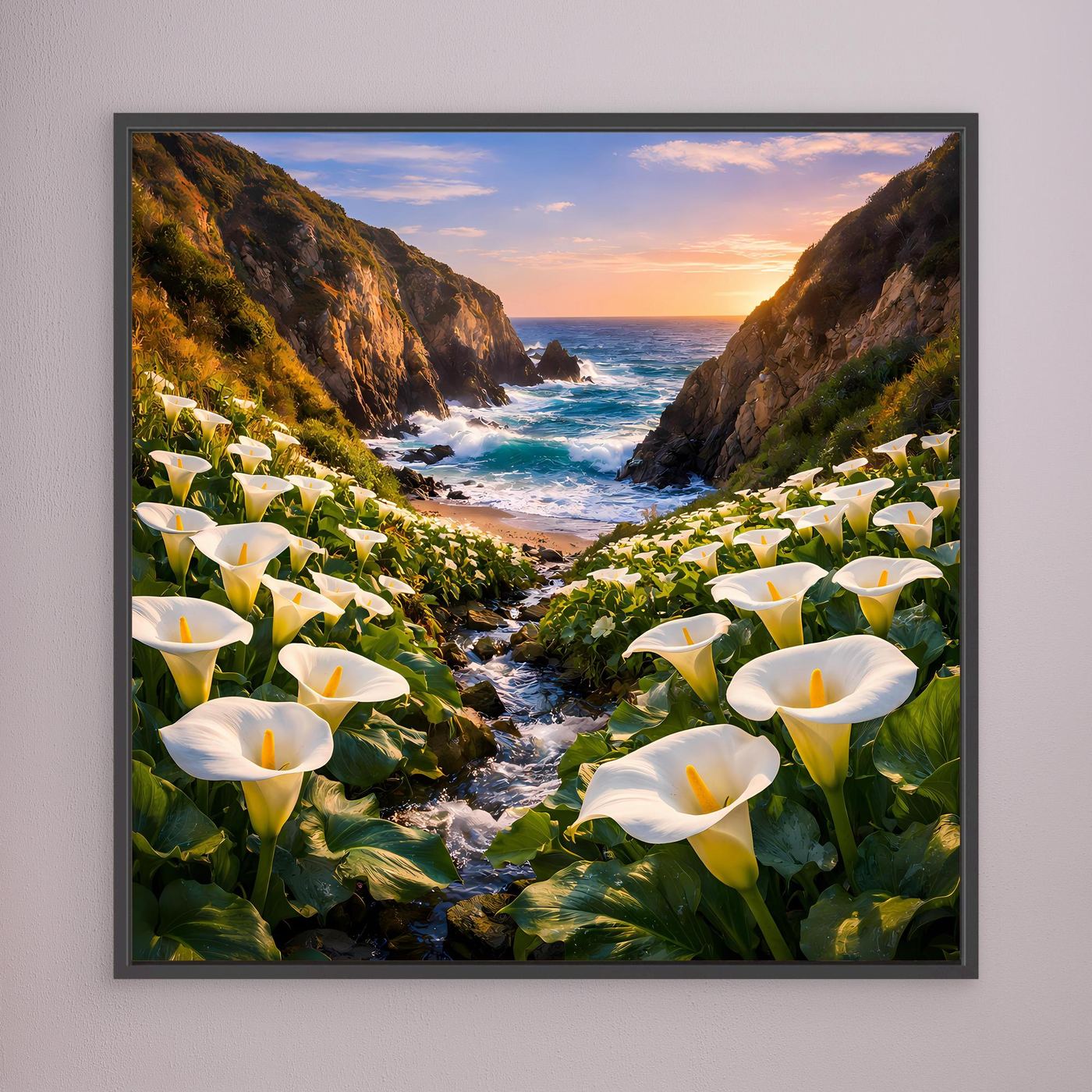 Dunkel gerahmtes Leinwandbild mit weißen Calla-Blüten, Küstenschlucht und Meerblick im Sonnenuntergang