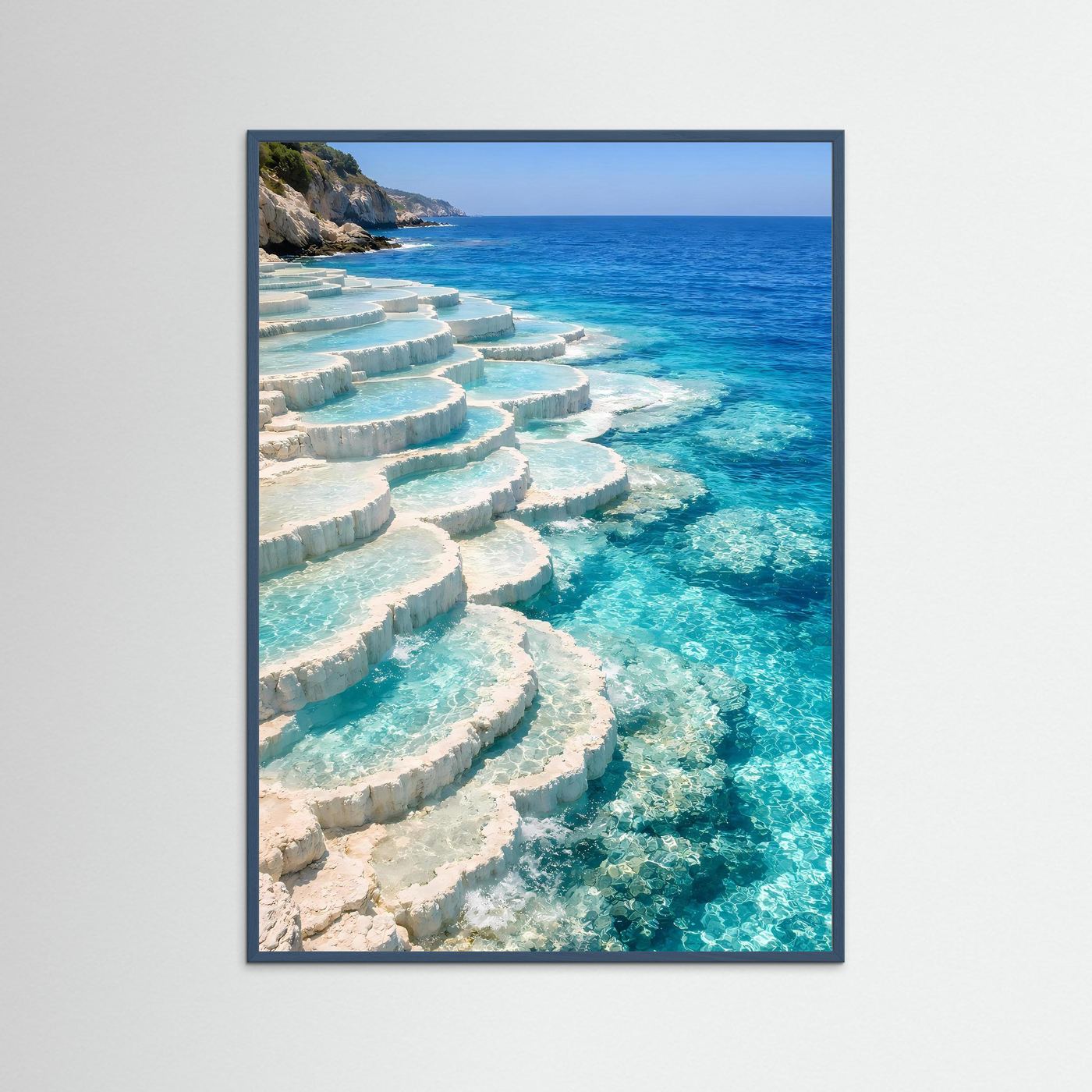 Wandposter Küstenfelsen mit Treppenstufen und türkisfarbenem Meer, mit Rahmen