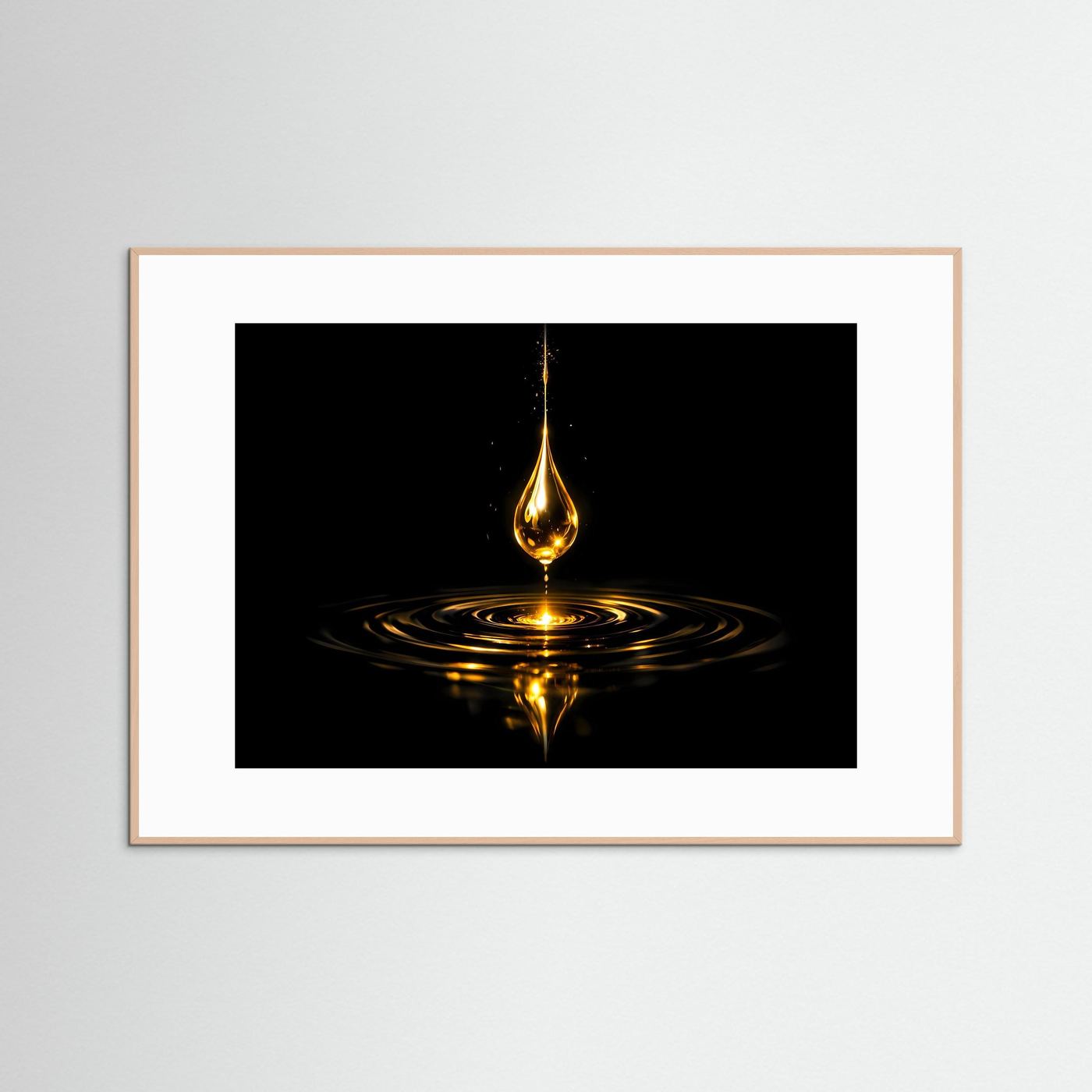 Wandposter mit goldenem Wassertropfen im Detail und spiegelnder Wasseroberfläche