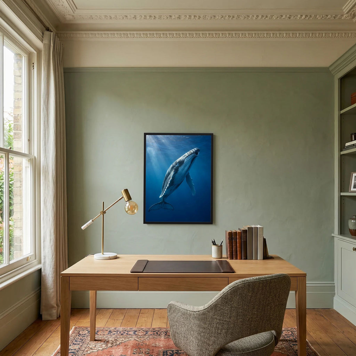Wandposter mit Buckelwal unter Wasser im schwarzen Rahmen