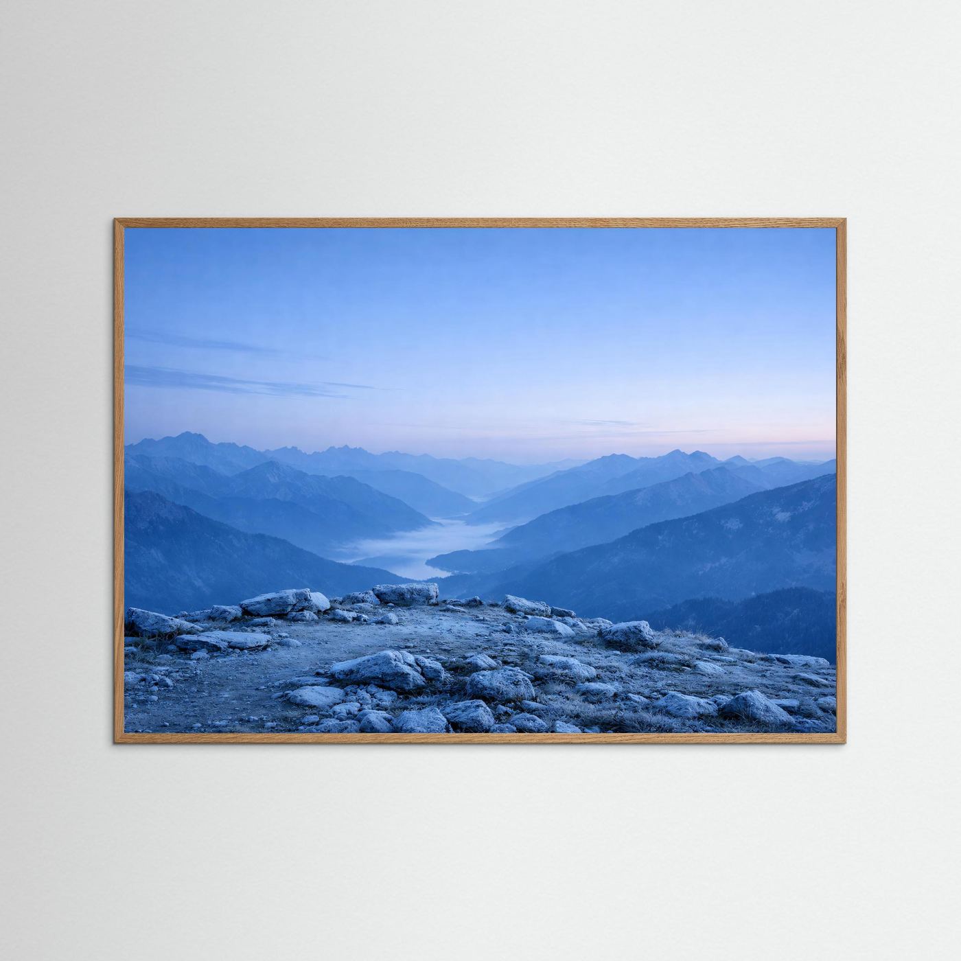 Querformat-Poster mit Alpenpanorama, frostige Steine im Vordergrund, goldbrauner Holzrahmen