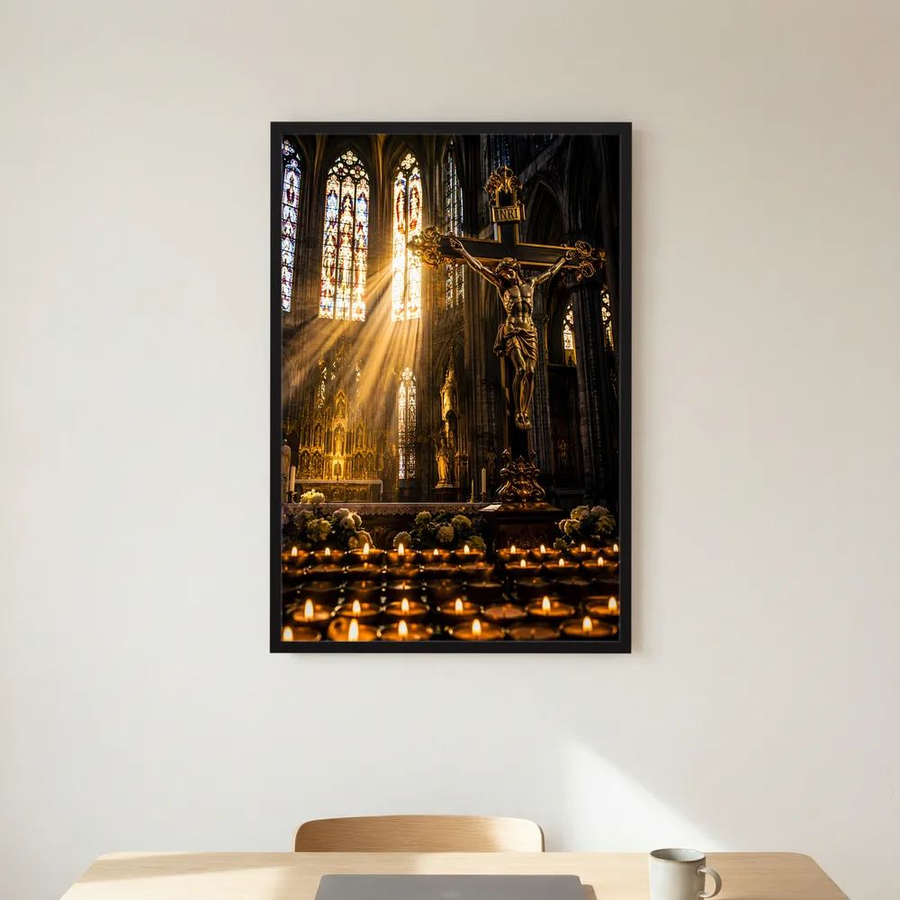 Hochformatiges Poster mit Christus am Kreuz in gotischer Kirche, schwarzer Rahmen