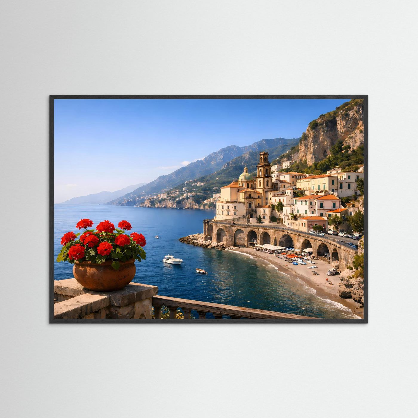 Mediterranes Küstenposter im Querformat mit schwarzem Rahmen, Meer, Küstendorf und Brücke