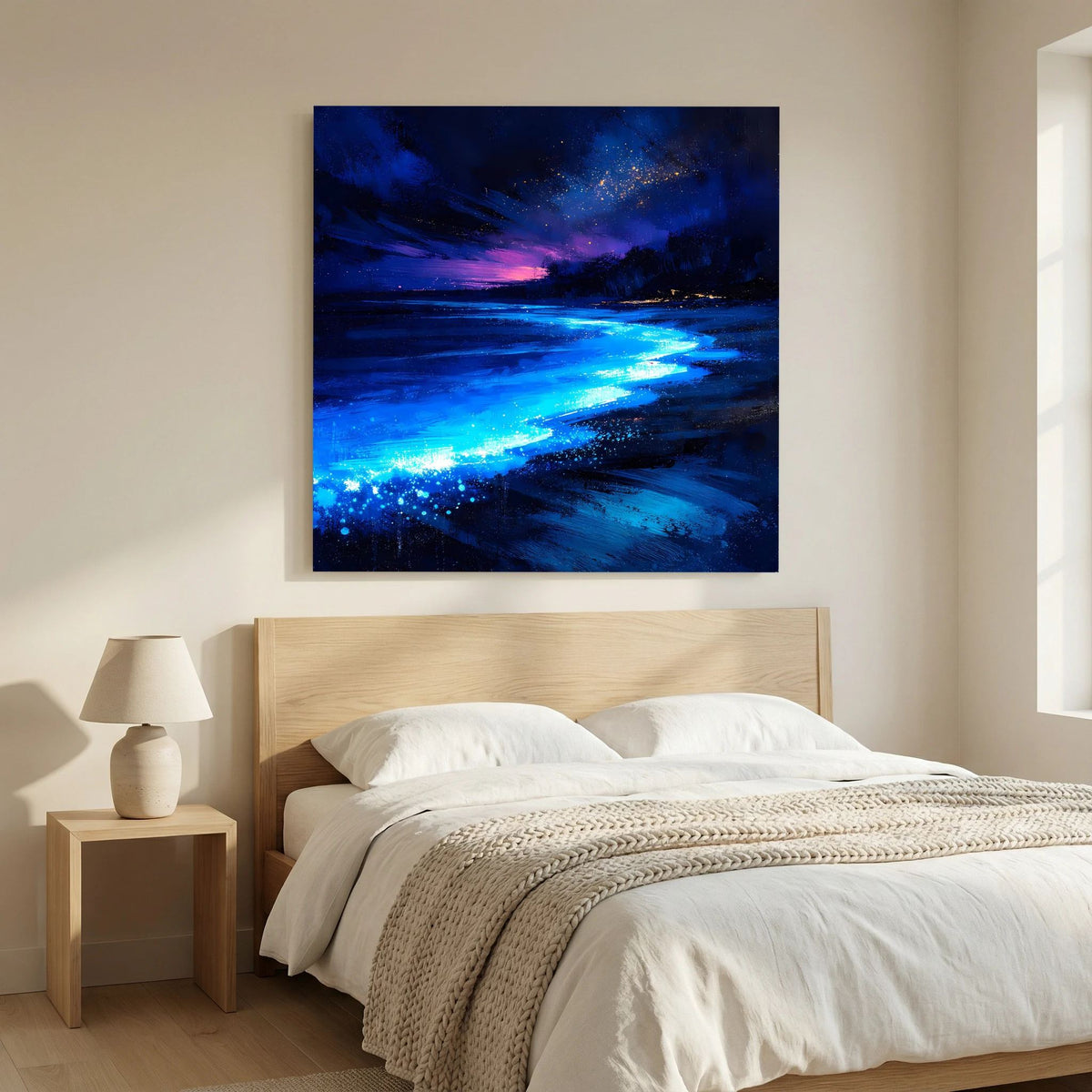 Leinwandbild Strand bei Nacht mit breitem blauem Leuchtstreifen und funkelnden Partikeln
