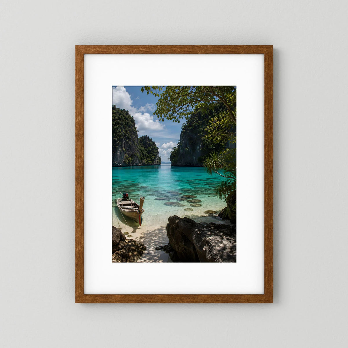 Poster im braunen Holzrahmen: türkisblaues Meer, Boot und Felsen